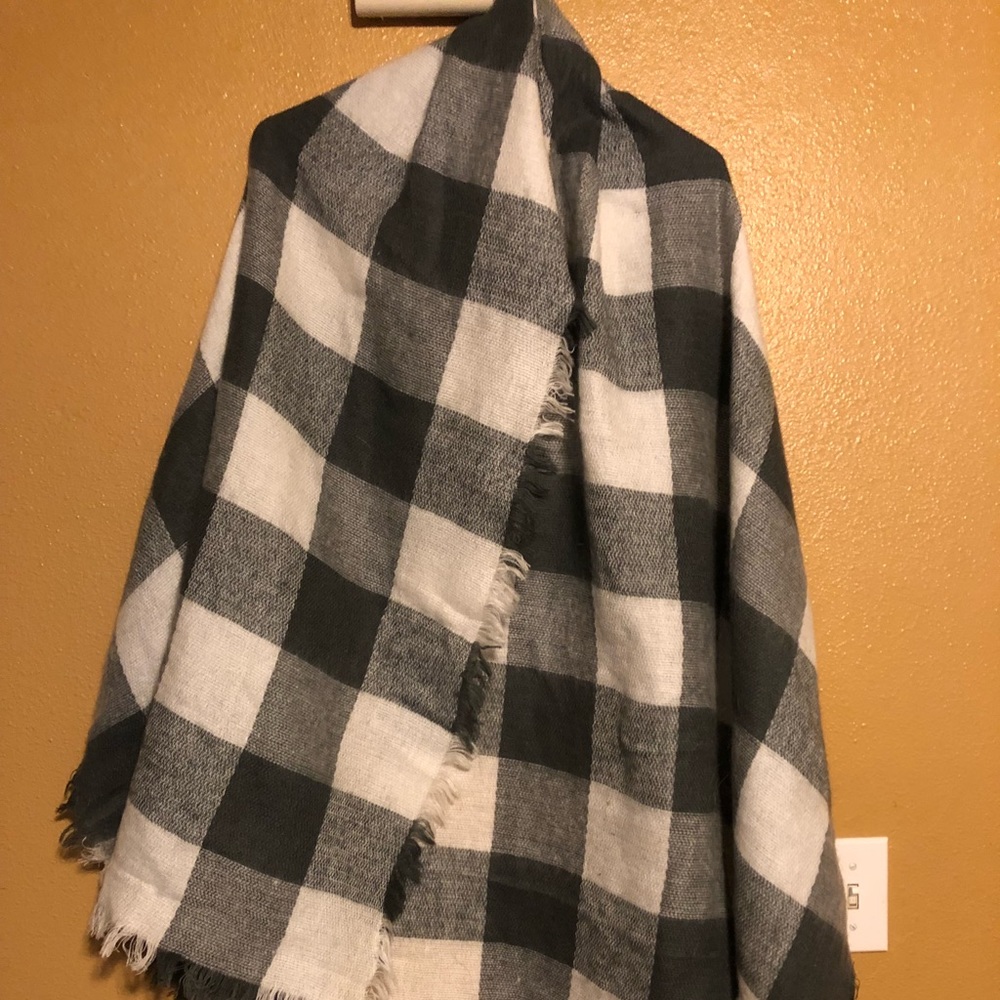 Blanket scarf in great condition!